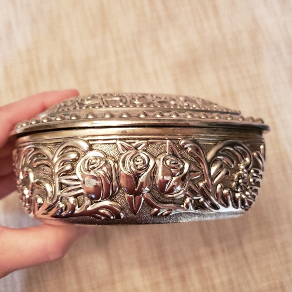 Vintage Metal Heart Shaped Jewelry Box - Picture 5 of 8